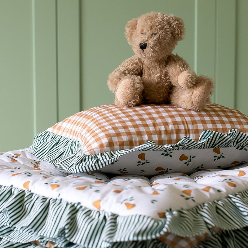 Evie & Skye children's quilt and pillow set in ruffle pear