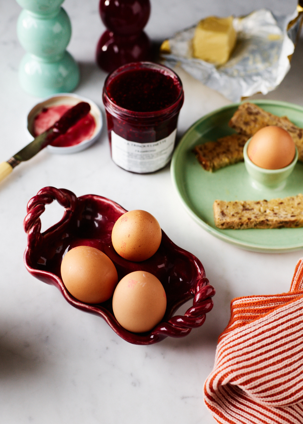 Ceramic Egg Tray in Burgundy